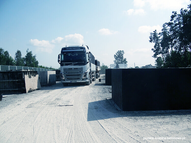 Transport szamb betonowych  w Moryniu